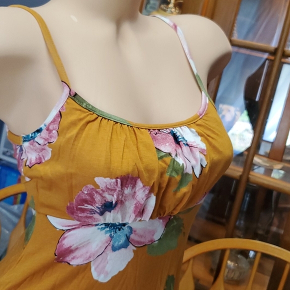 Stunning Warm Weather Floral Dress - Picture 3 of 9